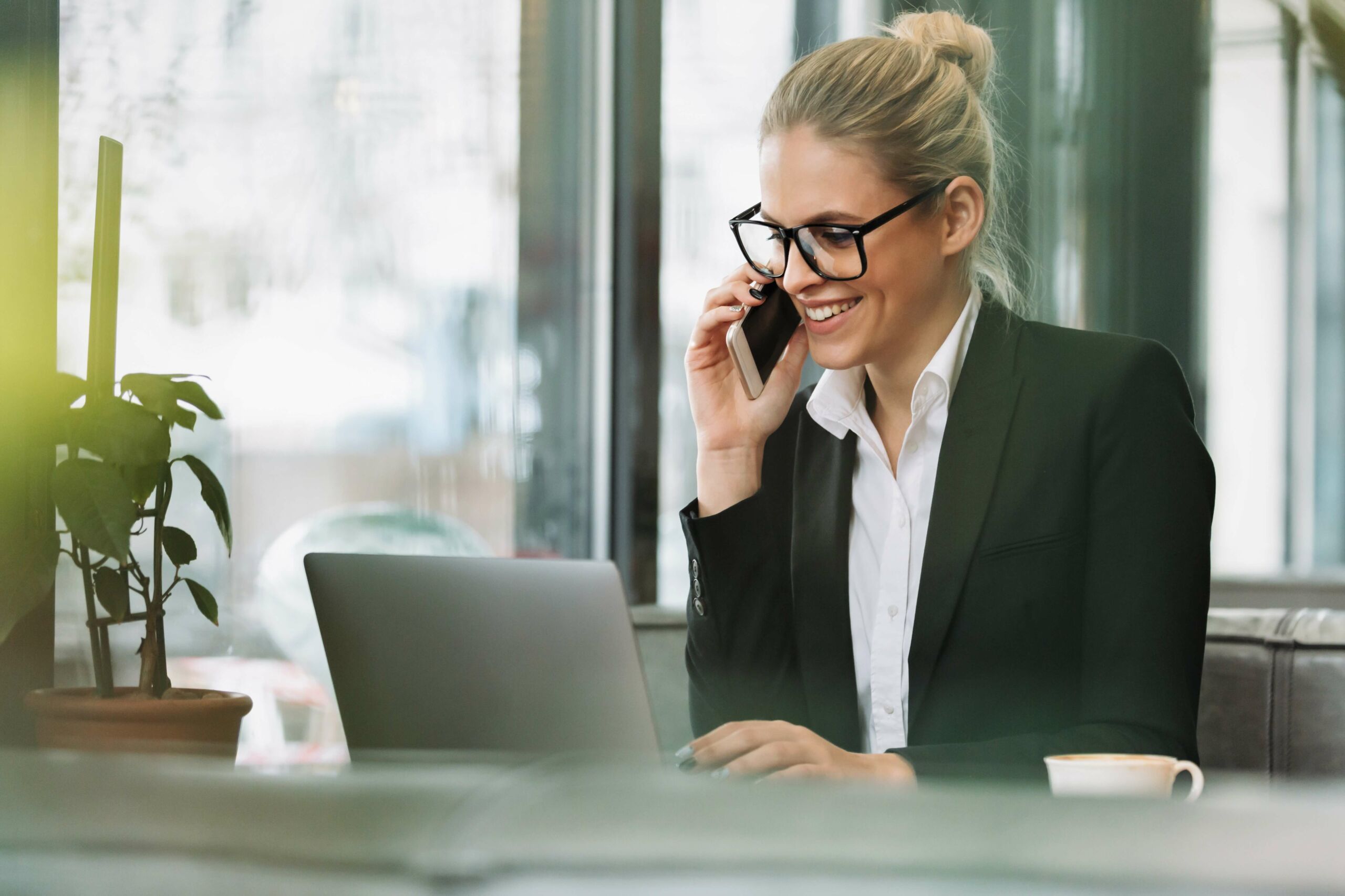 Junge Businessfrau telefoniert