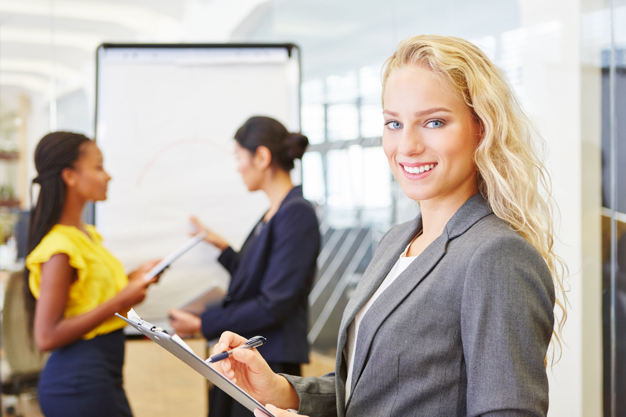 Frau als Berater beim Consulting Seminar in einem Business Start-Up